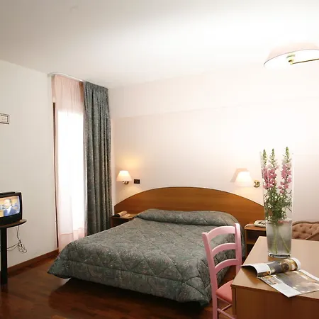 Hotel Tetto Delle Marche - Ristorante Dei Conti Cingoli Room photo